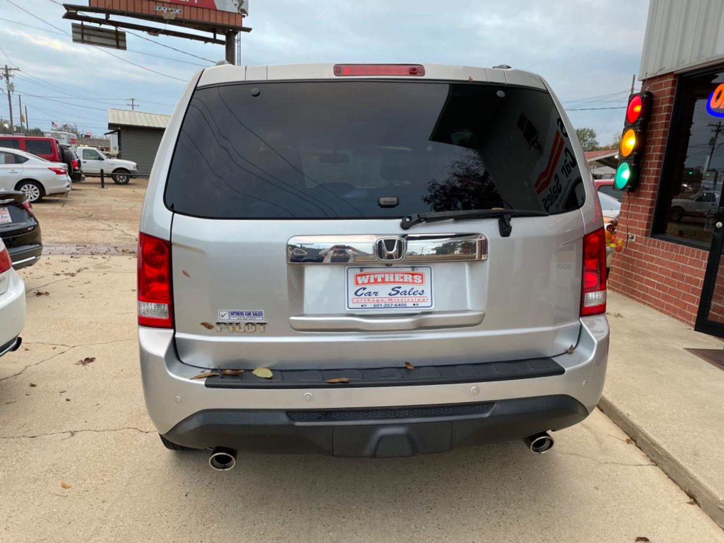 2015 Silver /Gray Honda Pilot EX-L 2WD 5-Spd AT (5FNYF3H5XFB) with an 3.5L V6 SOHC 24V engine, 5-Speed Automatic transmission, located at 204 Hwy. 16 East, Carthage, MS, 39051, (601) 267-7277, 0.000000, 0.000000 - Photo#3